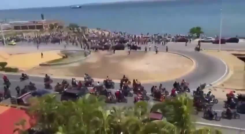 Represión en Cumaná, estado Sucre. Motorizados identificados como colectivos arrojaron bombas lacrimógenas contra la manifestación pacífica que se realiza en El Monumento. Ciudadanos permanecieron en el lugar