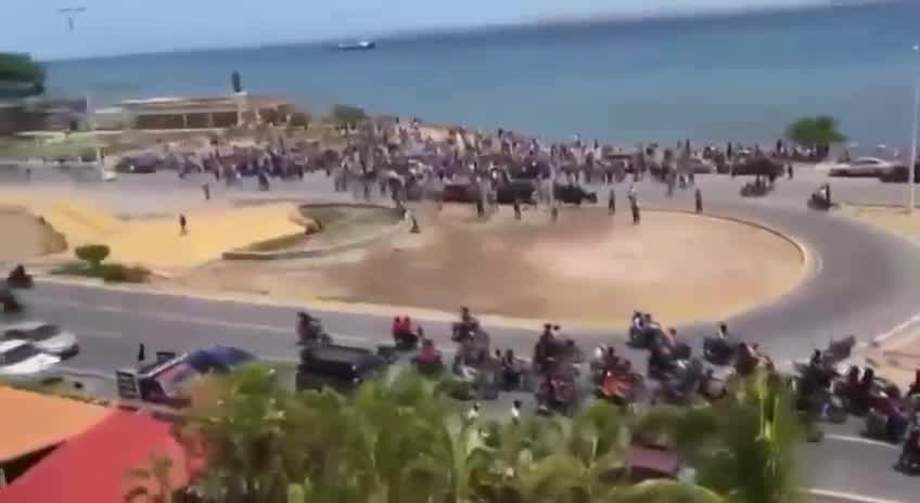 Répression à Cumaná, État de Sucre. Des automobilistes identifiés comme des  collectifs  ont lancé des bombes lacrymogènes contre la manifestation pacifique qui se déroulait à El Monumento. Les citoyens sont restés sur place