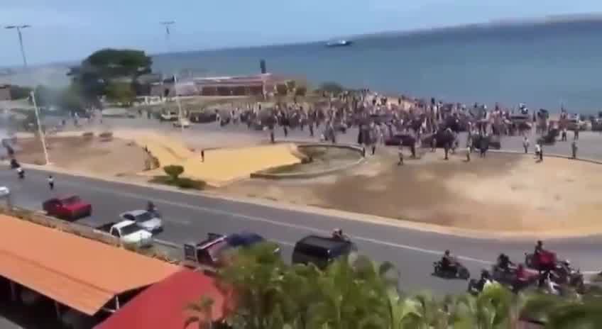 Repression in Cumaná, Sucre state. Motorists identified as collectives threw tear gas bombs against the peaceful demonstration taking place in El Monumento. Citizens remained in place