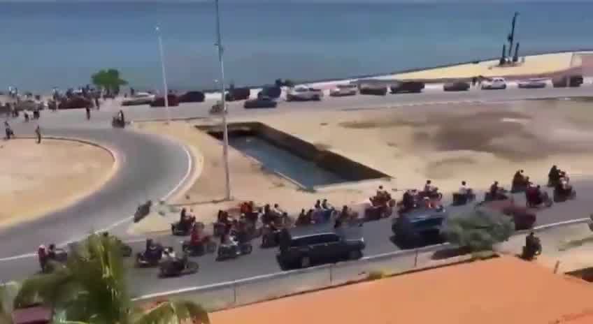 Repressionen in Cumaná, Bundesstaat Sucre. Autofahrer, die als „Kollektive identifiziert wurden, warfen Tränengasbomben auf die friedliche Demonstration in El Monumento. Die Bürger blieben an Ort und Stelle