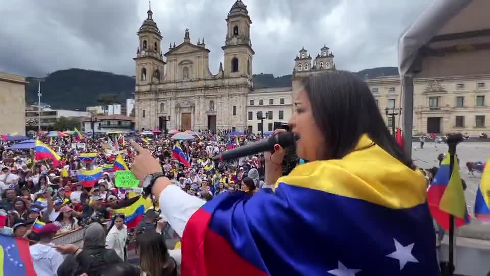 Député @gabyarellanoVE de la Plaza de Bolívar à Bogotá : Dis à ta mère, ton père, ta famille, supporte-nous que ce n'est pas pour décembre, c'est pour janvier les retrouvailles quand Edmundo est à Miraflores