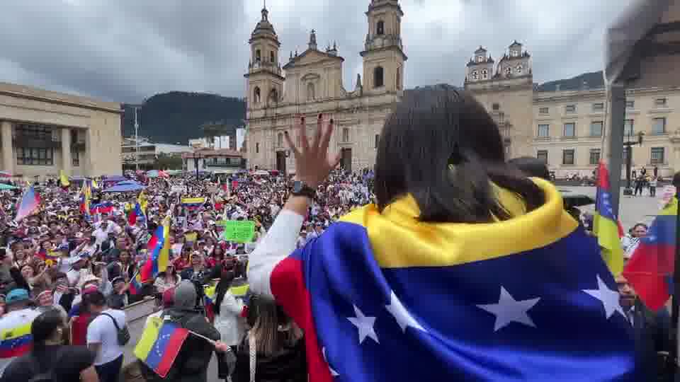 Député @gabyarellanoVE de la Plaza de Bolívar à Bogotá : Dis à ta mère, ton père, ta famille, supporte-nous que ce n'est pas pour décembre, c'est pour janvier les retrouvailles quand Edmundo est à Miraflores