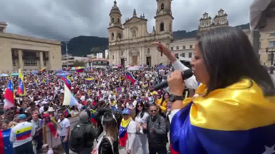 Député @gabyarellanoVE de la Plaza de Bolívar à Bogotá : Dis à ta mère, ton père, ta famille, supporte-nous que ce n'est pas pour décembre, c'est pour janvier les retrouvailles quand Edmundo est à Miraflores