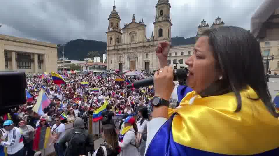 Diputada @gabyarellanoVE desde la Plaza de Bolívar de Bogotá: “Diganle a su mamá, a su papá, a su familia, aguántenos las hallacas que no es pa diciembre, es pa enero el reencuentro cuando esté Edmundo en Miraflores”