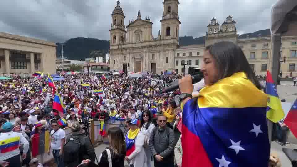 Député @gabyarellanoVE de la Plaza de Bolívar à Bogotá : Dis à ta mère, ton père, ta famille, supporte-nous que ce n'est pas pour décembre, c'est pour janvier les retrouvailles quand Edmundo est à Miraflores