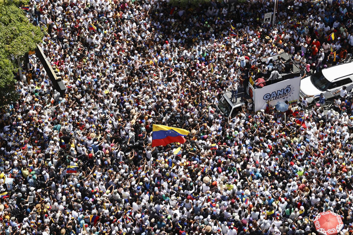 Des images aériennes de la mobilisation à Caracas, convoquée par María Corina Machado, sont diffusées.  Le monde et tous les citoyens de notre pays doivent reconnaître que le président élu du Venezuela est Edmundo González Urrutia