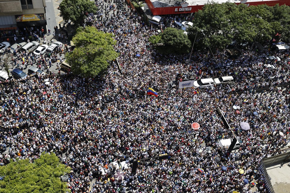 Des images aériennes de la mobilisation à Caracas, convoquée par María Corina Machado, sont diffusées.  Le monde et tous les citoyens de notre pays doivent reconnaître que le président élu du Venezuela est Edmundo González Urrutia