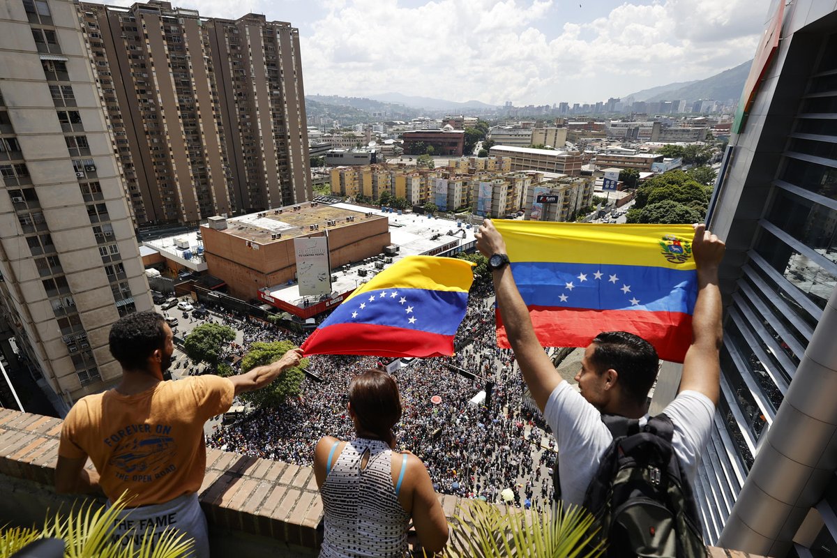 Des images aériennes de la mobilisation à Caracas, convoquée par María Corina Machado, sont diffusées.  Le monde et tous les citoyens de notre pays doivent reconnaître que le président élu du Venezuela est Edmundo González Urrutia