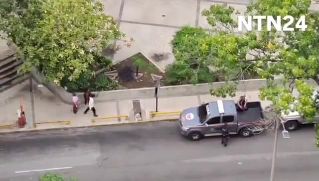 Agentes policiales de la tiranía se llevan de su casa en Caracas a la periodista Carmela Longo y a su hijo