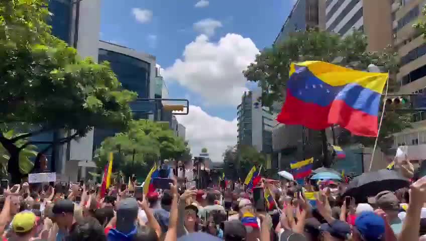 Setki osób wita Marię Corinę Machado na alei Francisco de Miranda w Caracas w ramach protestu zorganizowanego miesiąc po wyborach prezydenckich z 28 czerwca