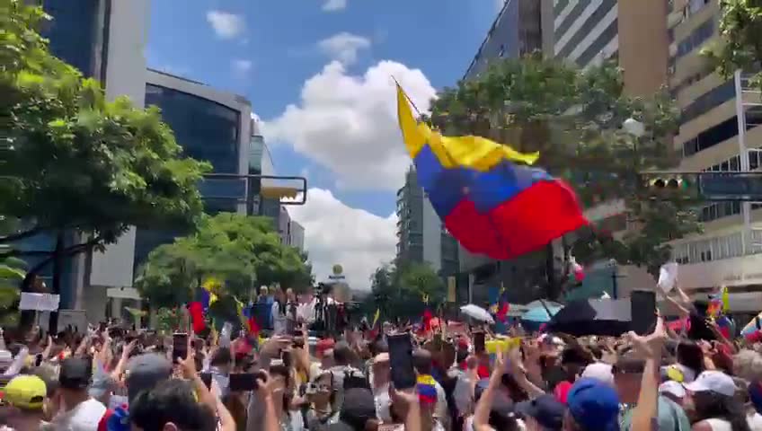 Yüzlerce kişi, 28 Haziran'daki cumhurbaşkanlığı seçimlerinden bir ay sonra düzenlenen protestoda Caracas'taki Francisco de Miranda Caddesi'nde María Corina Machado'yu selamladı