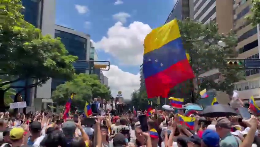 Setki osób wita Marię Corinę Machado na alei Francisco de Miranda w Caracas w ramach protestu zorganizowanego miesiąc po wyborach prezydenckich z 28 czerwca