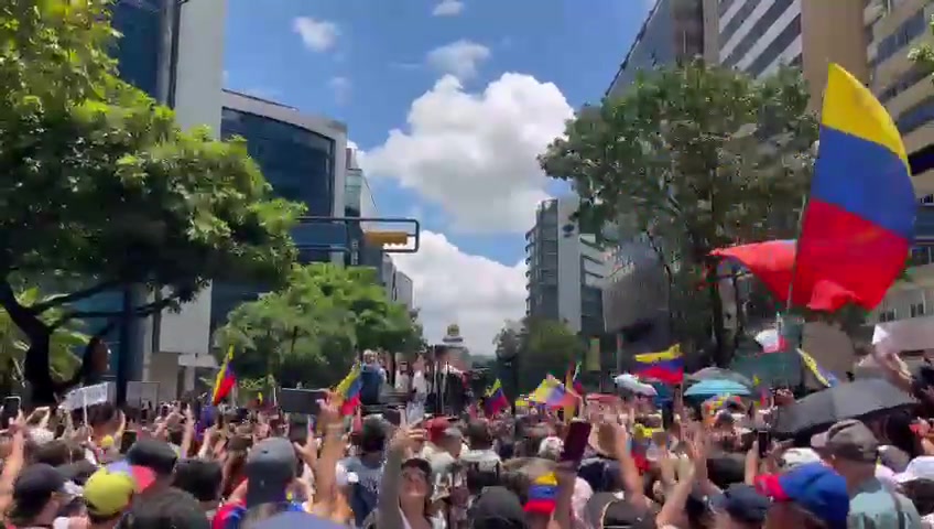 Setki osób wita Marię Corinę Machado na alei Francisco de Miranda w Caracas w ramach protestu zorganizowanego miesiąc po wyborach prezydenckich z 28 czerwca