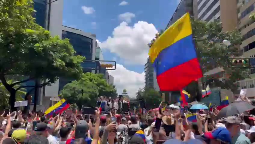 Setki osób wita Marię Corinę Machado na alei Francisco de Miranda w Caracas w ramach protestu zorganizowanego miesiąc po wyborach prezydenckich z 28 czerwca