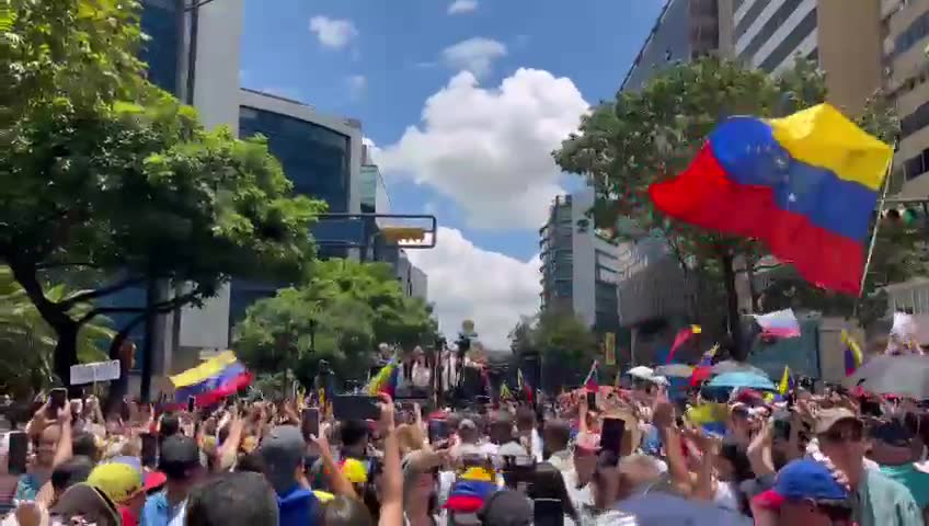 Setki osób wita Marię Corinę Machado na alei Francisco de Miranda w Caracas w ramach protestu zorganizowanego miesiąc po wyborach prezydenckich z 28 czerwca