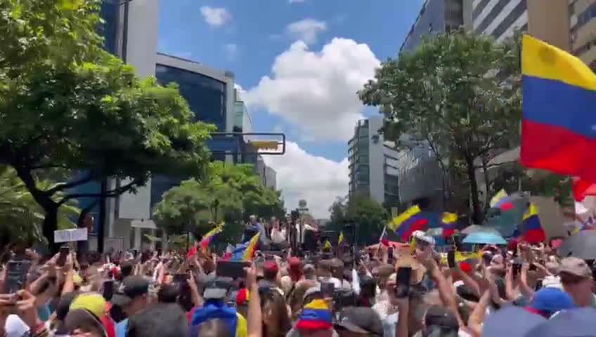 Setki osób wita Marię Corinę Machado na alei Francisco de Miranda w Caracas w ramach protestu zorganizowanego miesiąc po wyborach prezydenckich z 28 czerwca