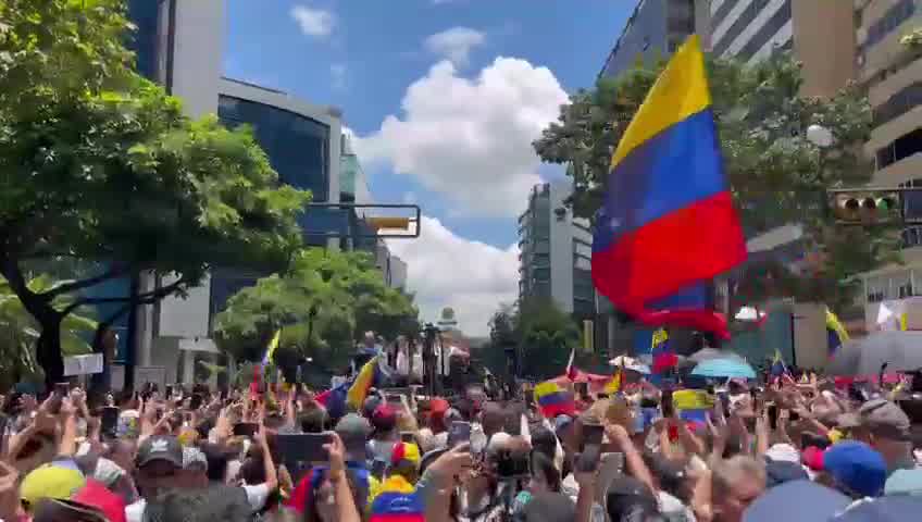 Setki osób wita Marię Corinę Machado na alei Francisco de Miranda w Caracas w ramach protestu zorganizowanego miesiąc po wyborach prezydenckich z 28 czerwca