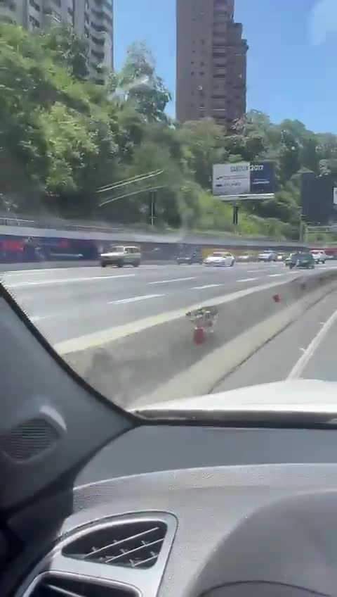 Images de l'autoroute Prados del Este à Caracas, en pleine coupure d'électricité nationale ce vendredi. Les automobilistes se garent sur le bord de la route pour trouver du réseau dans cette zone pour leurs téléphones portables et autres appareils.