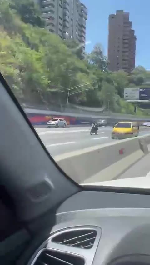 Zdjęcia autostrady Prados del Este w Caracas, w środku ogólnokrajowej przerwy w dostawie prądu w ten piątek. Kierowcy zatrzymują się i parkują, aby znaleźć zasięg w tym obszarze dla swoich telefonów komórkowych i urządzeń.