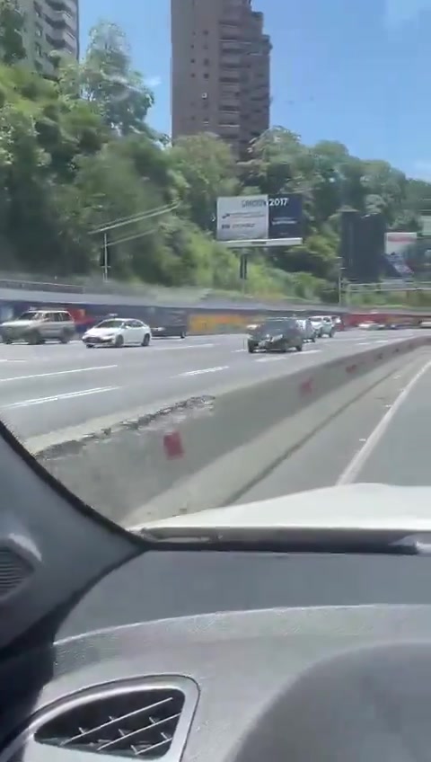 Images de l'autoroute Prados del Este à Caracas, en pleine coupure d'électricité nationale ce vendredi. Les automobilistes se garent sur le bord de la route pour trouver du réseau dans cette zone pour leurs téléphones portables et autres appareils.