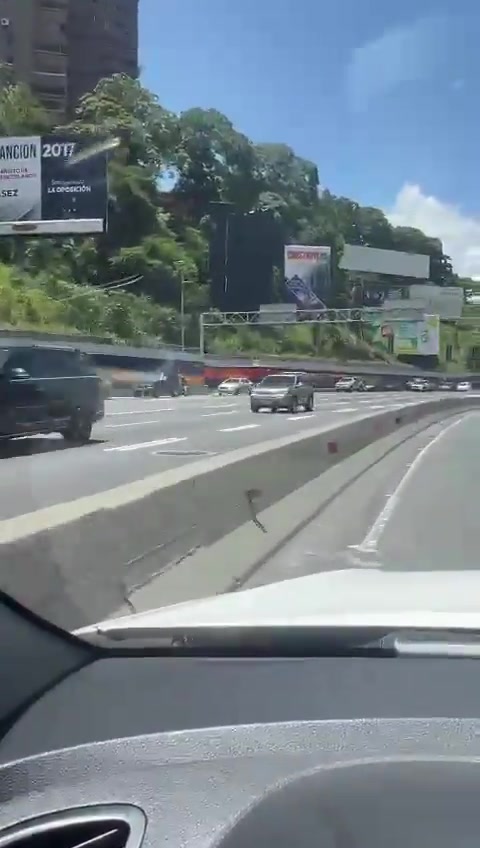 Images de l'autoroute Prados del Este à Caracas, en pleine coupure d'électricité nationale ce vendredi. Les automobilistes se garent sur le bord de la route pour trouver du réseau dans cette zone pour leurs téléphones portables et autres appareils.