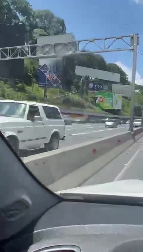 Images de l'autoroute Prados del Este à Caracas, en pleine coupure d'électricité nationale ce vendredi. Les automobilistes se garent sur le bord de la route pour trouver du réseau dans cette zone pour leurs téléphones portables et autres appareils.