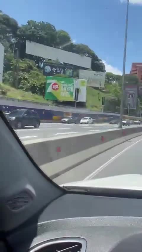 Images de l'autoroute Prados del Este à Caracas, en pleine coupure d'électricité nationale ce vendredi. Les automobilistes se garent sur le bord de la route pour trouver du réseau dans cette zone pour leurs téléphones portables et autres appareils.