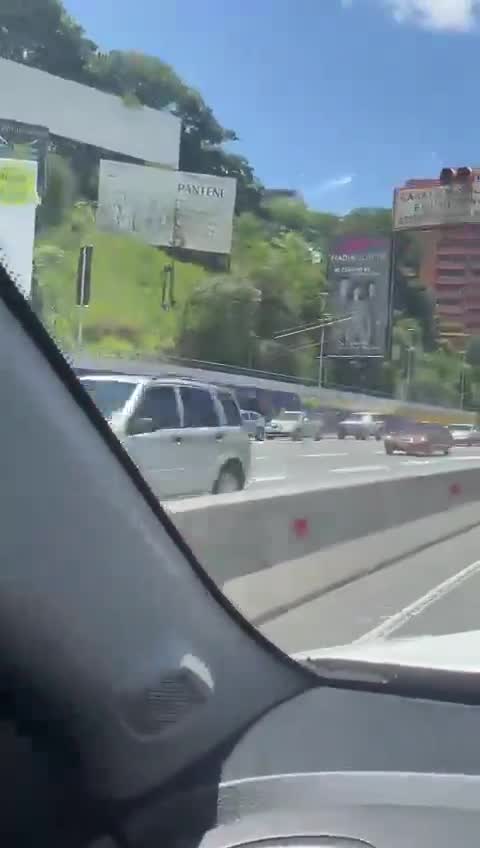 Images de l'autoroute Prados del Este à Caracas, en pleine coupure d'électricité nationale ce vendredi. Les automobilistes se garent sur le bord de la route pour trouver du réseau dans cette zone pour leurs téléphones portables et autres appareils.