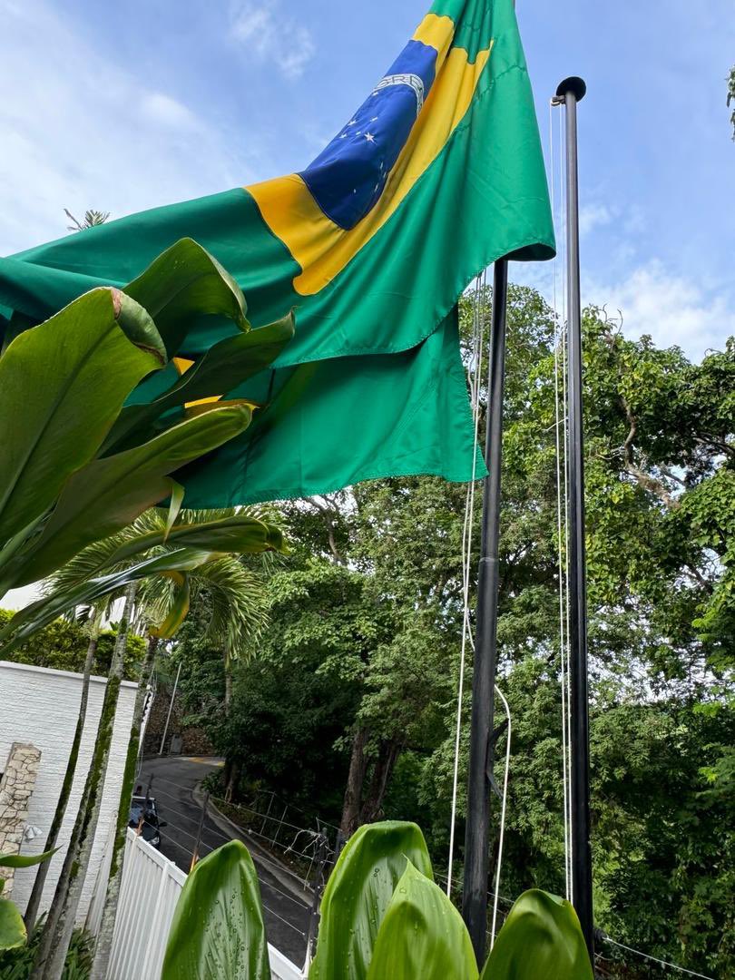 SEBIN officers surrounding the Argentine embassy in Caracas this morning, the embassy is under the protection of Brazil after the Argentinian staff left the country last month 