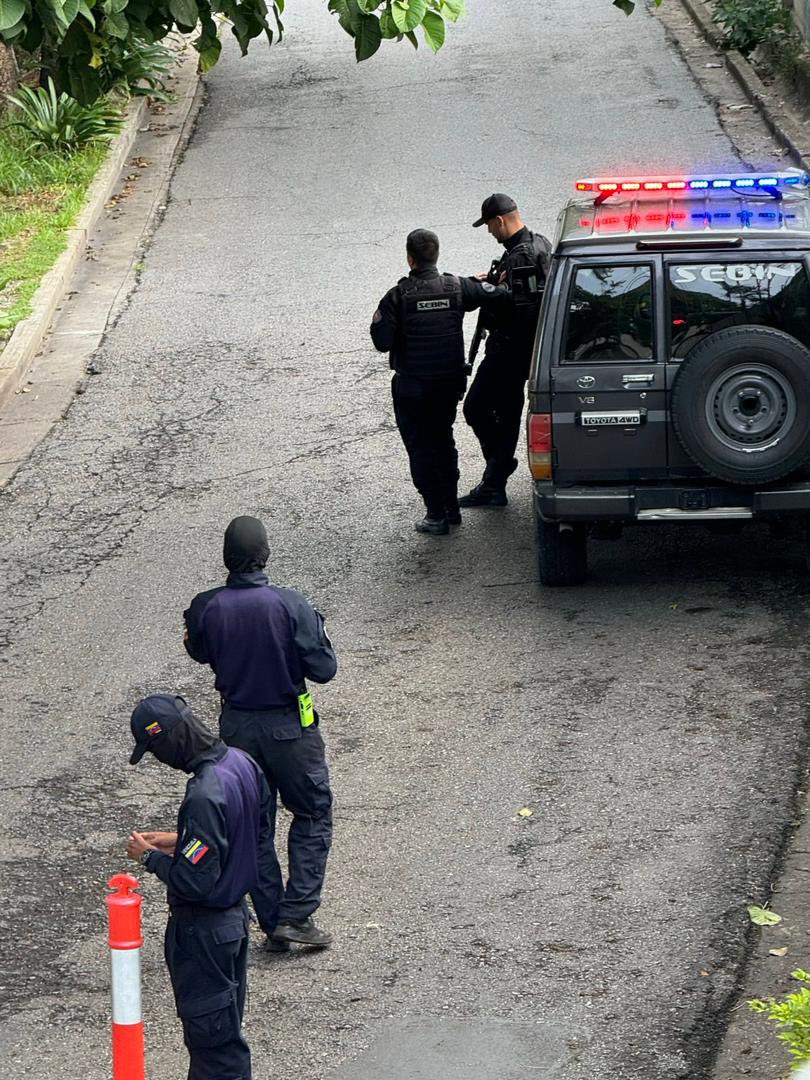 Oficiales del SEBIN rodean la embajada argentina en Caracas esta mañana, la embajada está bajo protección de Brasil luego de que el personal argentino abandonara el país el mes pasado