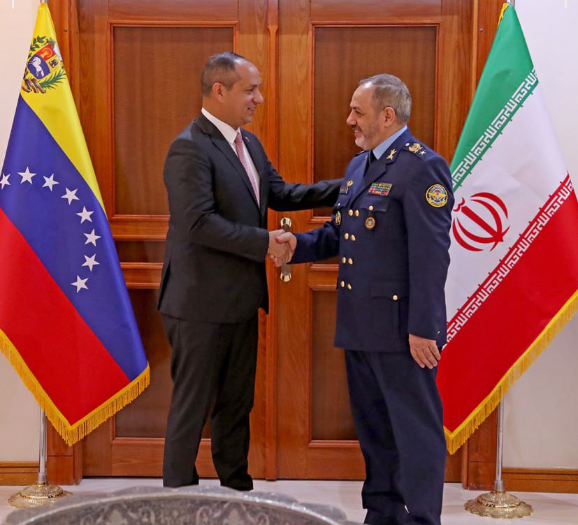 El ministro de Defensa de Irán, en una reunión con el ministro de Transporte de Venezuela, dijo que los cambios en el gobierno no alterarán la política y el enfoque de Irán hacia Venezuela. Irán seguirá apoyando plenamente al gobierno legítimo y legal de Maduro, tal como lo ha hecho en el pasado.