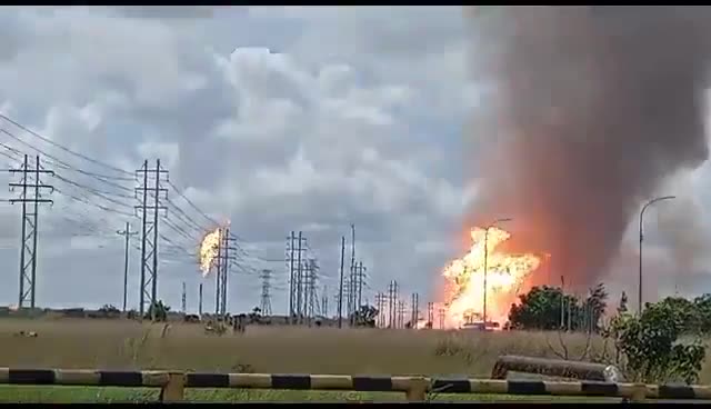 انفجار موناجاس: بسبب الرائحة القوية للغاز، صدرت أوامر بإخلاء سكان بونتا دي ماتا. حتى ، وبشكل غير رسمي، تم نقل ثلاثة مصابين إلى عيادة شركة النفط الوطنية الفنزويلية.