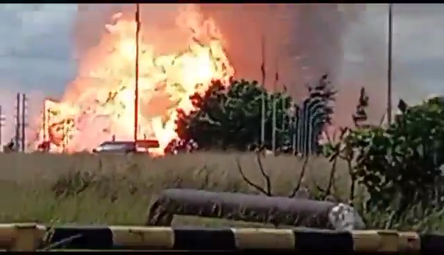 انفجار موناجاس: بسبب الرائحة القوية للغاز، صدرت أوامر بإخلاء سكان بونتا دي ماتا. حتى ، وبشكل غير رسمي، تم نقل ثلاثة مصابين إلى عيادة شركة النفط الوطنية الفنزويلية.