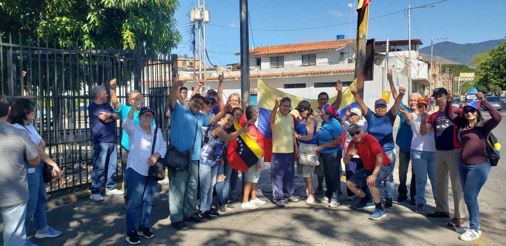 Shouting Glory to the brave people, the Venezuelan opposition mobilizes on a historic day against Maduro. From Naguanagua, protesters begin to gather in support of González Urrutia