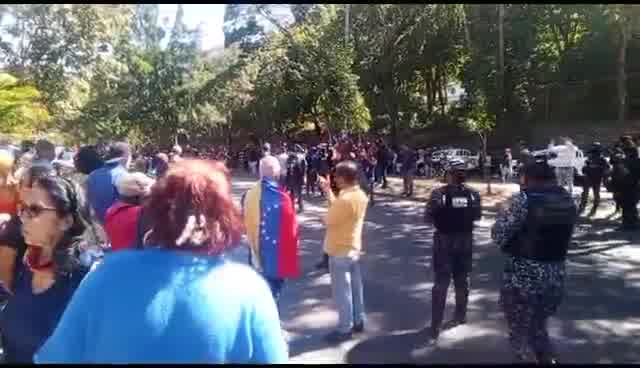 Citizens protest in Montalbán, Caracas, defending the Constitution and demanding recognition of what they call the overwhelming victory of Edmundo Gonzalez in the June 28 elections, at the rally point in front of the Venezuelan Episcopal Conference