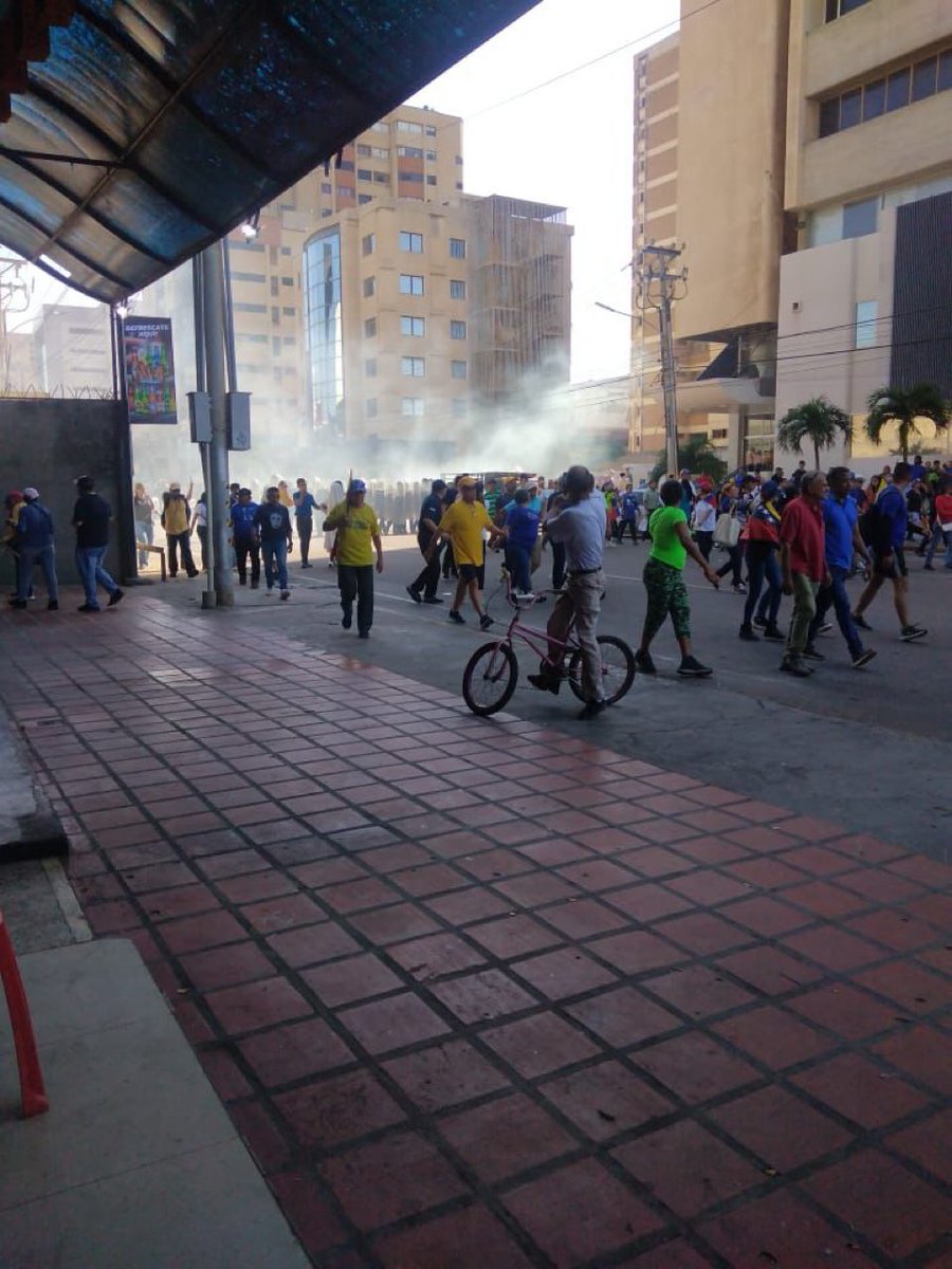 Reports of teargas used against protests in Maracaibo. There was a large amount of GNB and police that turned up at the protest shortly before this report