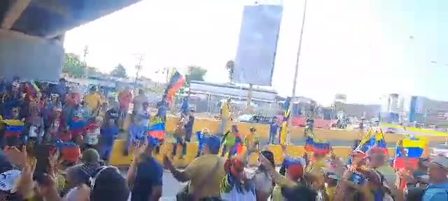 11:15 am: In Barcelona, Anzoátegui state, the police also withdraw and the protesters manage to gather at the agreed point