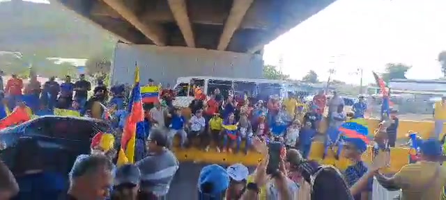 11:15 am: In Barcelona, Anzoátegui state, the police also withdraw and the protesters manage to gather at the agreed point