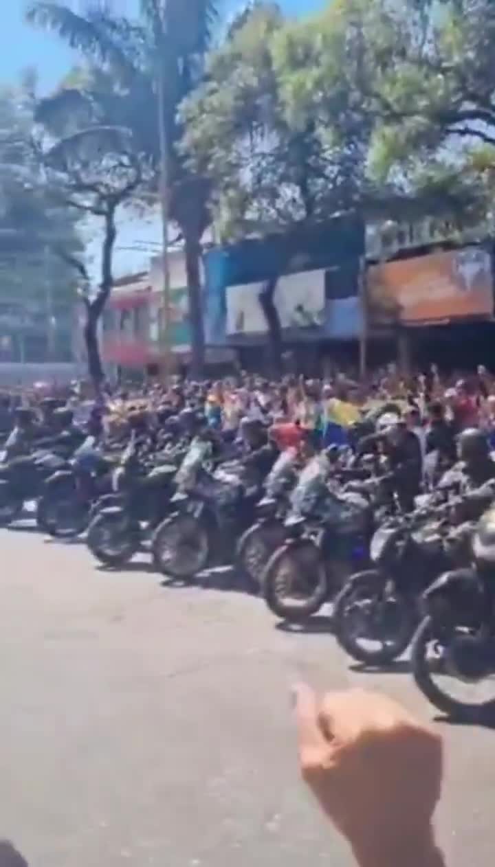 When there were only a few protesters in Carabobo, the National Guard began to repress them. When more people arrived, the people chased the National Guards away.