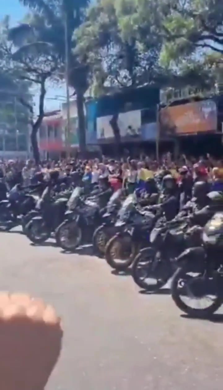 When there were only a few protesters in Carabobo, the National Guard began to repress them. When more people arrived, the people chased the National Guards away.