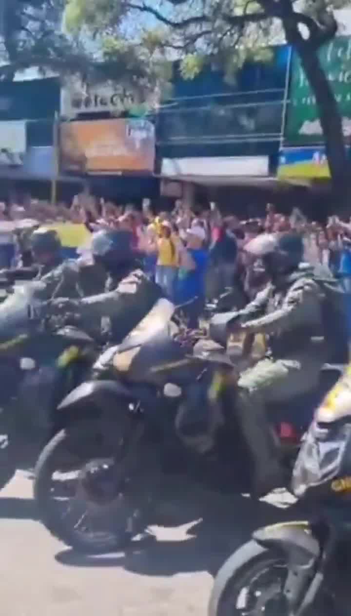 When there were only a few protesters in Carabobo, the National Guard began to repress them. When more people arrived, the people chased the National Guards away.