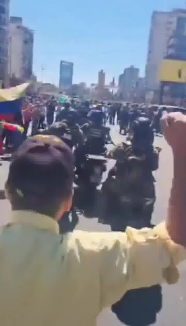 When there were only a few protesters in Carabobo, the National Guard began to repress them. When more people arrived, the people chased the National Guards away.