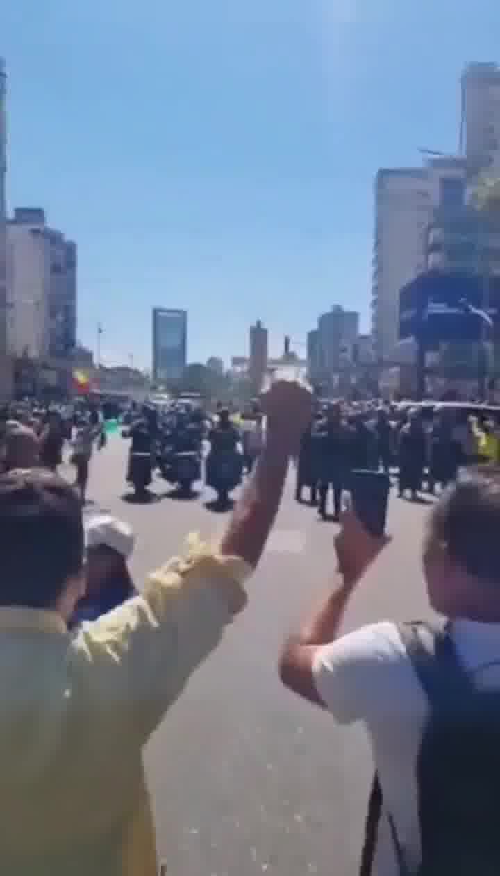 When there were only a few protesters in Carabobo, the National Guard began to repress them. When more people arrived, the people chased the National Guards away.