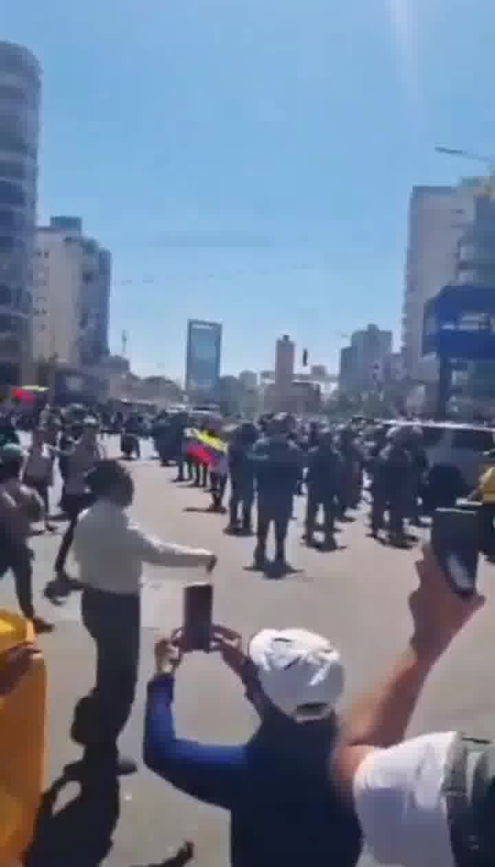 When there were only a few protesters in Carabobo, the National Guard began to repress them. When more people arrived, the people chased the National Guards away.