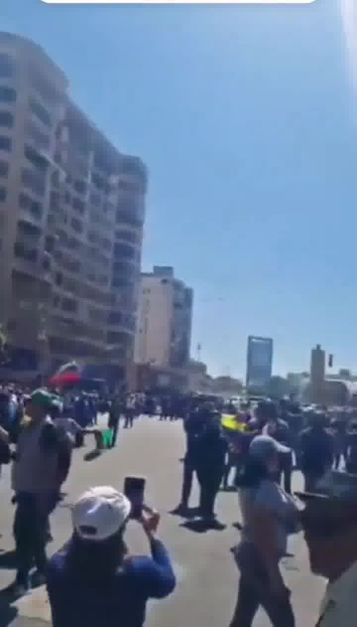 When there were only a few protesters in Carabobo, the National Guard began to repress them. When more people arrived, the people chased the National Guards away.