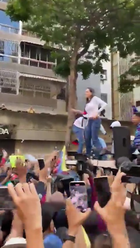 Maria Corina Machado comes out of hiding and joins the opposition rally on January 9 in Chacao. Glory to the Brave People