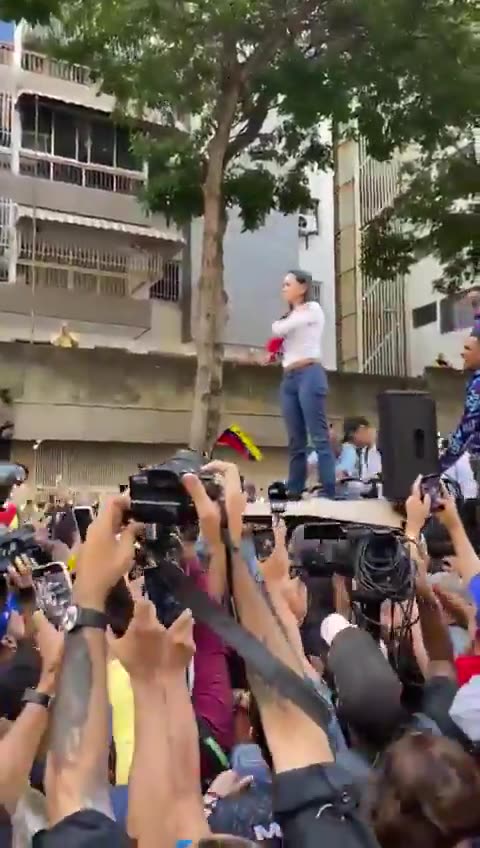 Maria Corina Machado comes out of hiding and joins the opposition rally on January 9 in Chacao. Glory to the Brave People