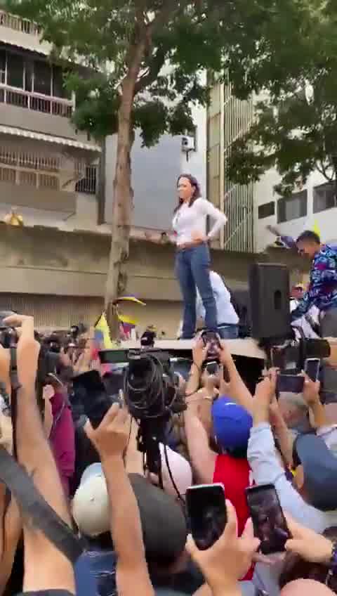 Maria Corina Machado comes out of hiding and joins the opposition rally on January 9 in Chacao. Glory to the Brave People