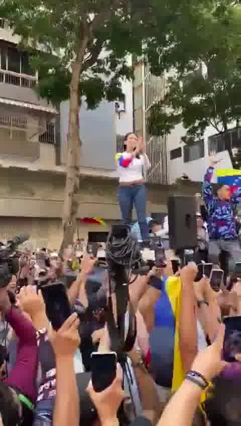 Maria Corina Machado comes out of hiding and joins the opposition rally on January 9 in Chacao. Glory to the Brave People