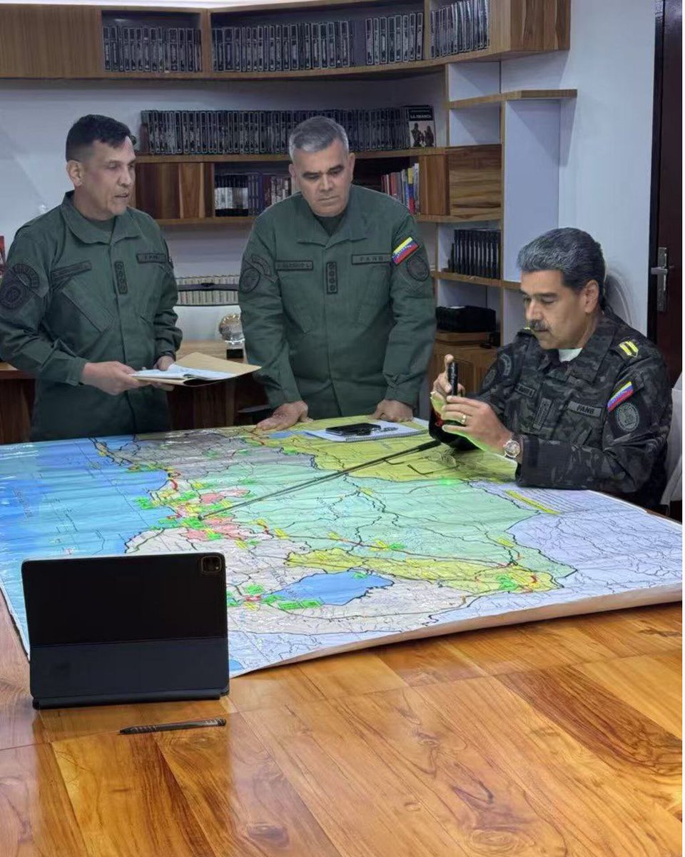 Maduro es visto planeando los ejercicios militares venezolanos que están programados para comenzar esta semana, también en la sala están Diosdado Cabello, Vladimir Padrino y Domingo Hernández Larez (comandante del CEOFANB)